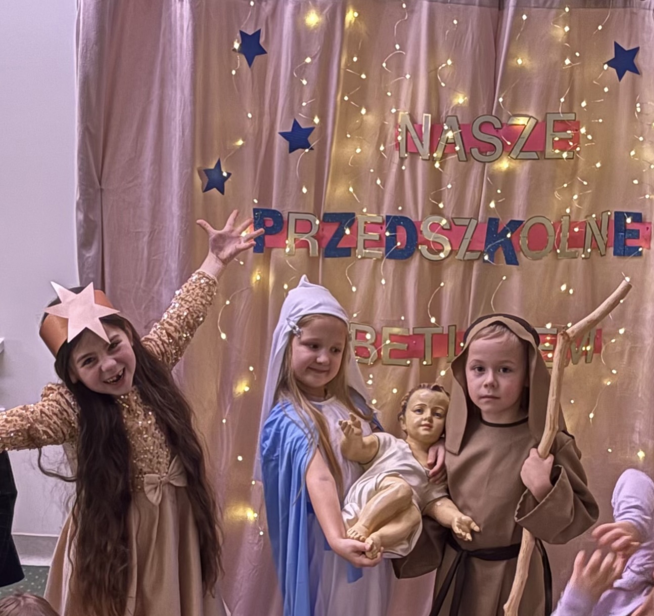 „NASZE PRZEDSZKOLNE BETLEJEM” W WYKONANIU DZIECI Z GRUPY: „RYBACY” 